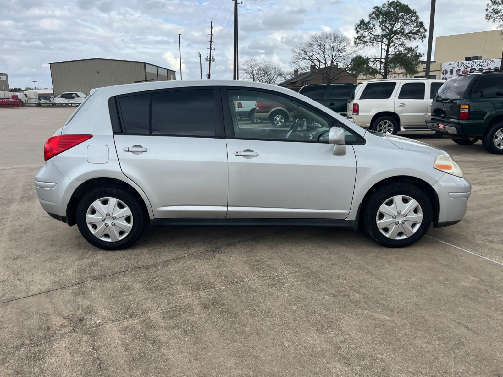 2009 SILVER /black Nissan Versa 1.8 S Hatchback (3N1BC13E09L) with an 1.8L L4 DOHC 16V engine, Manual transmission, located at 14700 Tomball Parkway 249, Houston, TX, 77086, (281) 444-2200, 29.928619, -95.504074 - Photo #7
